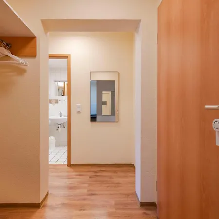 Apartamento 2-zimmer Mitte Mit Parkmoeglichkeit & Oepnv Anbindung Berlim